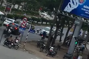 Khủng khiếp: Lùi xe bán tải tông chết người