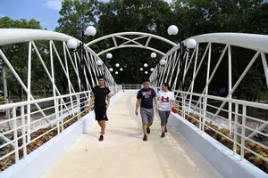 Clip: Cầu bộ hành 11 tỉ đồng nối hai khu Công viên Gia Định