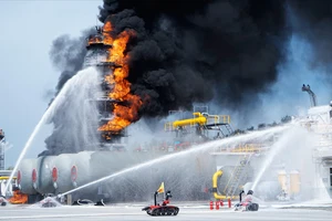 Dùng robot để chữa cháy