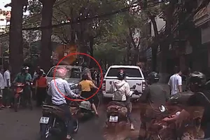 Ông Tây đấm vỡ kính ô tô đi ngược chiều ở Hà Nội