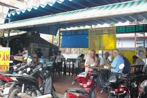 Ấm lòng những suất ăn 0 đồng dành cho người nghèo