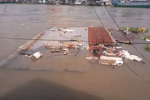 Hiện trường vụ sạt lở 5 căn nhà tại bờ sông Ô Môn