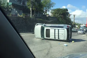 Ô tô chạy tốc độ cao bị lật ngang sau vụ va chạm