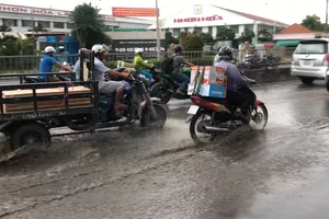 Quốc lộ 13 ngập chìm trong nước sau cơn mưa nhỏ