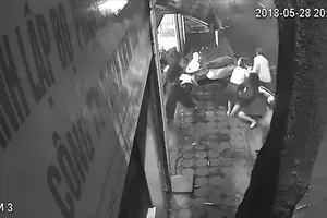 5 phụ nữ giằng co với tên trộm xe SH ở Hà Nội