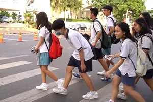 Học sinh cúi đầu cảm ơn khi tài xế nhường đường