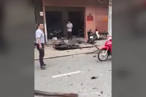 Clip: Hiện trường vụ nổ tại Công an phường 12, quận Tân Bình