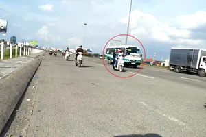 Clip: Xe buýt giả ‘chặt giá đẹp’ trên quốc lộ 51