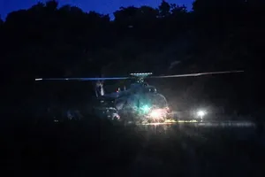 Đang tiến hành đưa các cầu thủ của đội bóng Thái ra khỏi hang