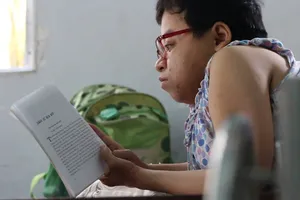 Cô gái xương thủy tinh đem tri thức đến với trẻ em nghèo