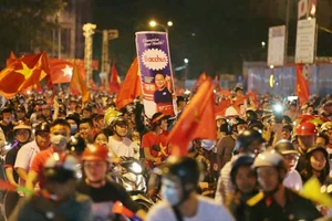 Clip: Người dân đổ ra đường ăn mừng chiến thắng lịch sử