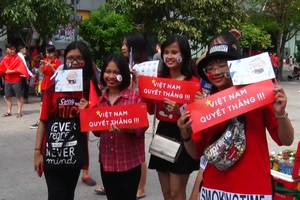 Cổ động viên TP.HCM cuồng nhiệt trước giờ bóng lăn