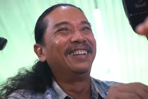 Anh họa sĩ truyền nghề cho người khuyết tật