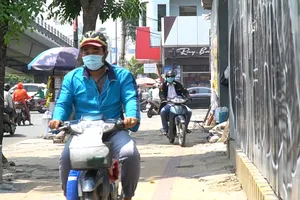 Đi xe máy trên vỉa hè, phạt 400.000 đồng