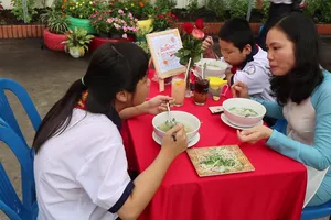 Clip: Học sinh ăn sáng, trò chuyện tiếng Anh với hiệu trưởng