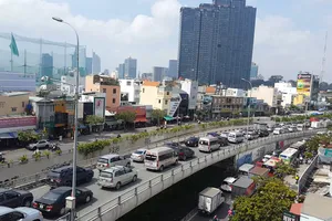 Giao thông khu vực hầm Thủ Thiêm tê liệt sau vụ sập giàn giáo