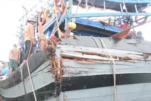 Cận cảnh tàu cá Quảng Nam bị tàu lạ tông gần Hoàng Sa 
