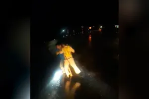 Clip: Vụ xô xát giữa CSGT với nhóm người trên xe tải 