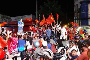 Cổ động viên cả nước cuồng nhiệt ăn mừng chiến thắng