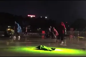 Cổ động viên Việt Nam đội mưa nhặt rác sau trận chung kết