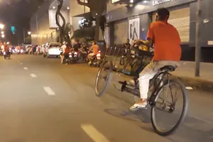 Người đàn ông chạy xích lô bằng 2 bánh 'đi bão' ở Sài Gòn
