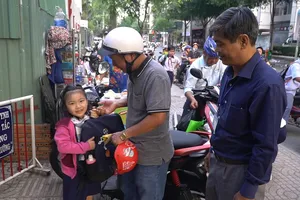 Thầy hiệu trưởng 7 năm đứng đón học trò