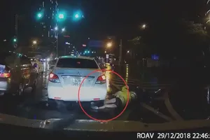 Bị ô tô cán qua chân, cô gái may mắn không bị thương