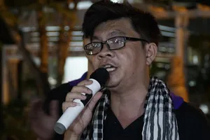 Đội tình nguyện SV07- Đi hát dạo để làm thiện nguyện