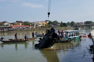Hiện trường vụ ô tô lao xuống sông ở Hội An