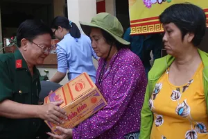 Hội CCB Sở Tư pháp TP.HCM tặng quà Tết cho các hộ khó khăn