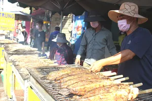 Cá lóc nướng hút khách trong ngày vía Thần Tài