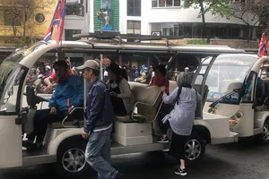 Tuyến xe điện bờ hồ Hoàn Kiếm thu hút khách nước ngoài