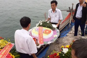 Ra biển thắp hương, thả hoa tưởng nhớ 64 chiến sĩ Gạc Ma