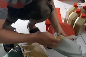 Clip: Cận cảnh công nghệ sản xuất dầu nhớt giả