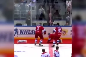 Tổng thống Vladimir Putin vấp ngã trong trận khúc côn cầu