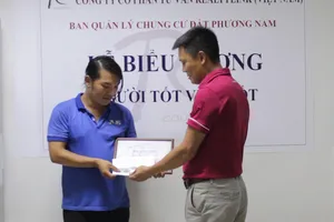 Tuyên dương nhân viên vệ sinh trả 7.400 USD