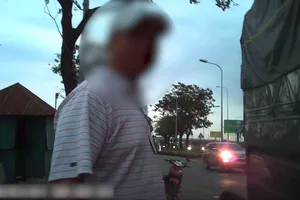 Video: Tài xế toát mồ hôi khi qua chốt CSGT