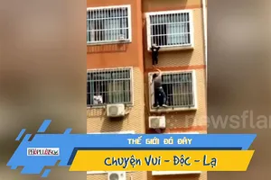Video: Nghẹt thở cứu bé trai lơ lửng ngoài ban công tầng 7