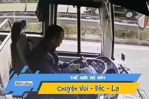 Video: Tài xế xe bus thả tay lái xài điện thoại, gây tai nạn