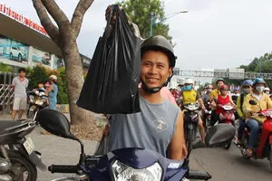 Rủ nhau mua ủng hộ trại cá tầm bị lũ cuốn