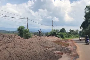 Chất thải từ Nhà máy Alumin Nhân Cơ đổ trái phép ra môi trường