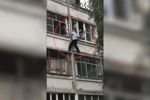 Hồi hộp giải cứu bé năm tháng tuổi bị cha say xỉn dọa giết