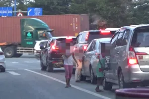 Video: Cảnh trẻ đeo bám du khách, vịn cửa ô tô ăn xin ở TP.HCM