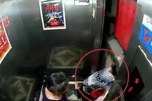 Thót tim người phụ nữ suýt bị thang máy cắt ngang người