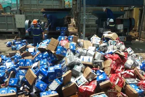 Video: Tiêu hủy gần 10.000 chai bia ngoại nhập lậu
