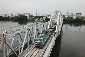 Cận cảnh chuyến tàu đầu tiên thông tuyến cầu sắt Bình Lợi mới