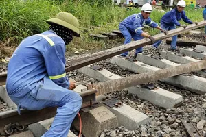 Cận cảnh ghép nối công đoạn cuối cùng cầu đường sắt Bình Lợi