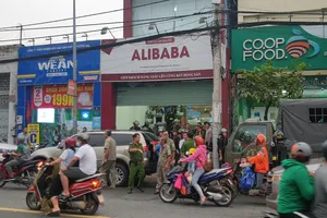 Clip: Công an tiếp tục thu tài liệu của Alibaba ở Thủ Đức