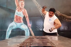 Người đàn ông khỏe nhất châu Á bẻ cong 17 thanh sắt trong 15s