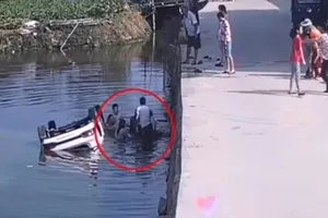 Người dân cùng nhau giải cứu bốn người mắc kẹt dưới sông